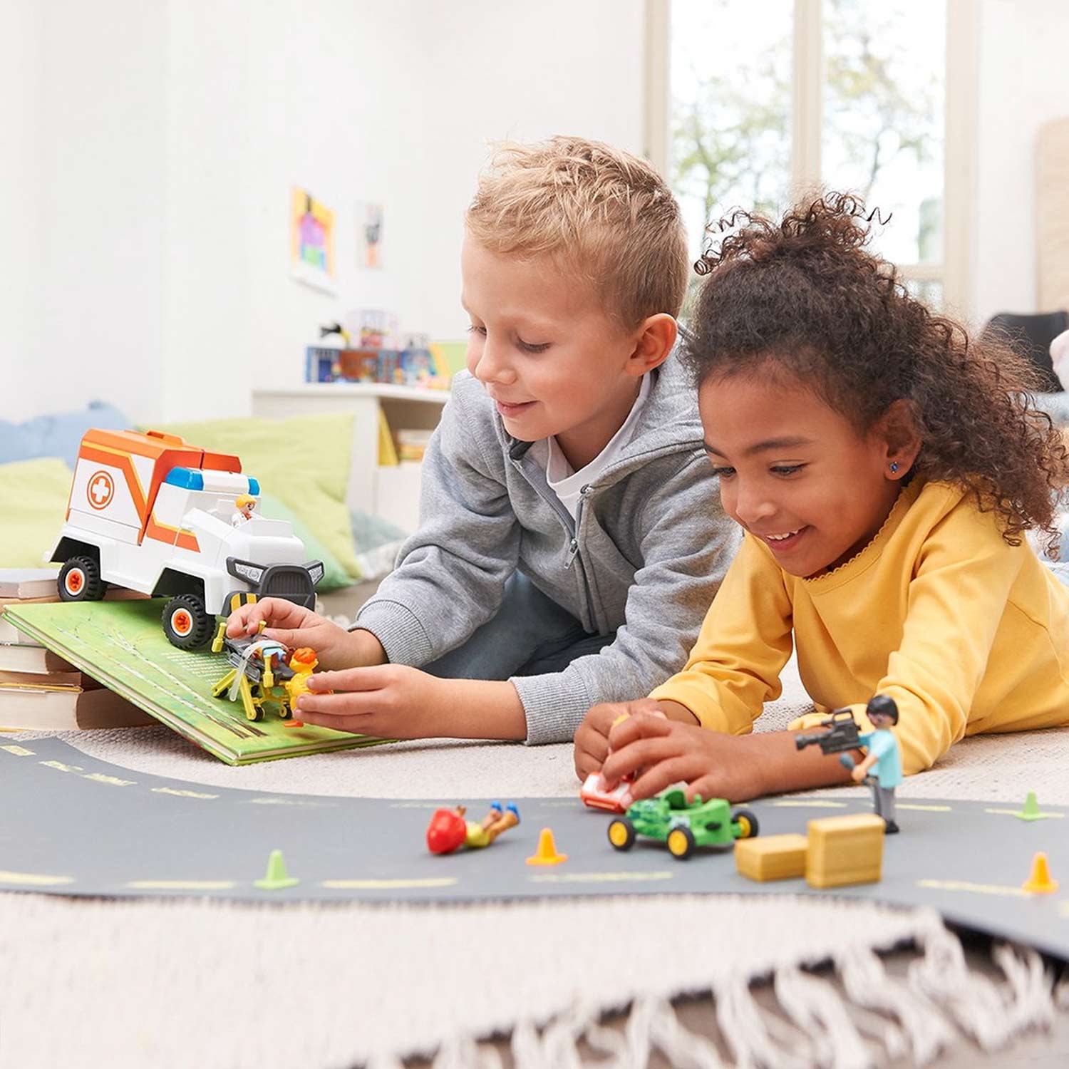 PLAYMOBIL Duck On Call Ambulance 70916 04