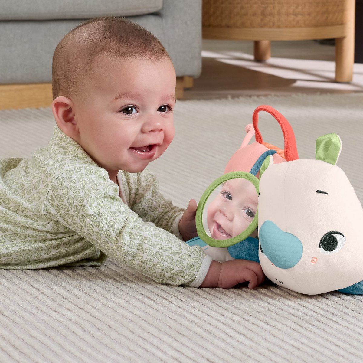fisher price neushoorn buikspeelgoed 02 baby speelt op buik
