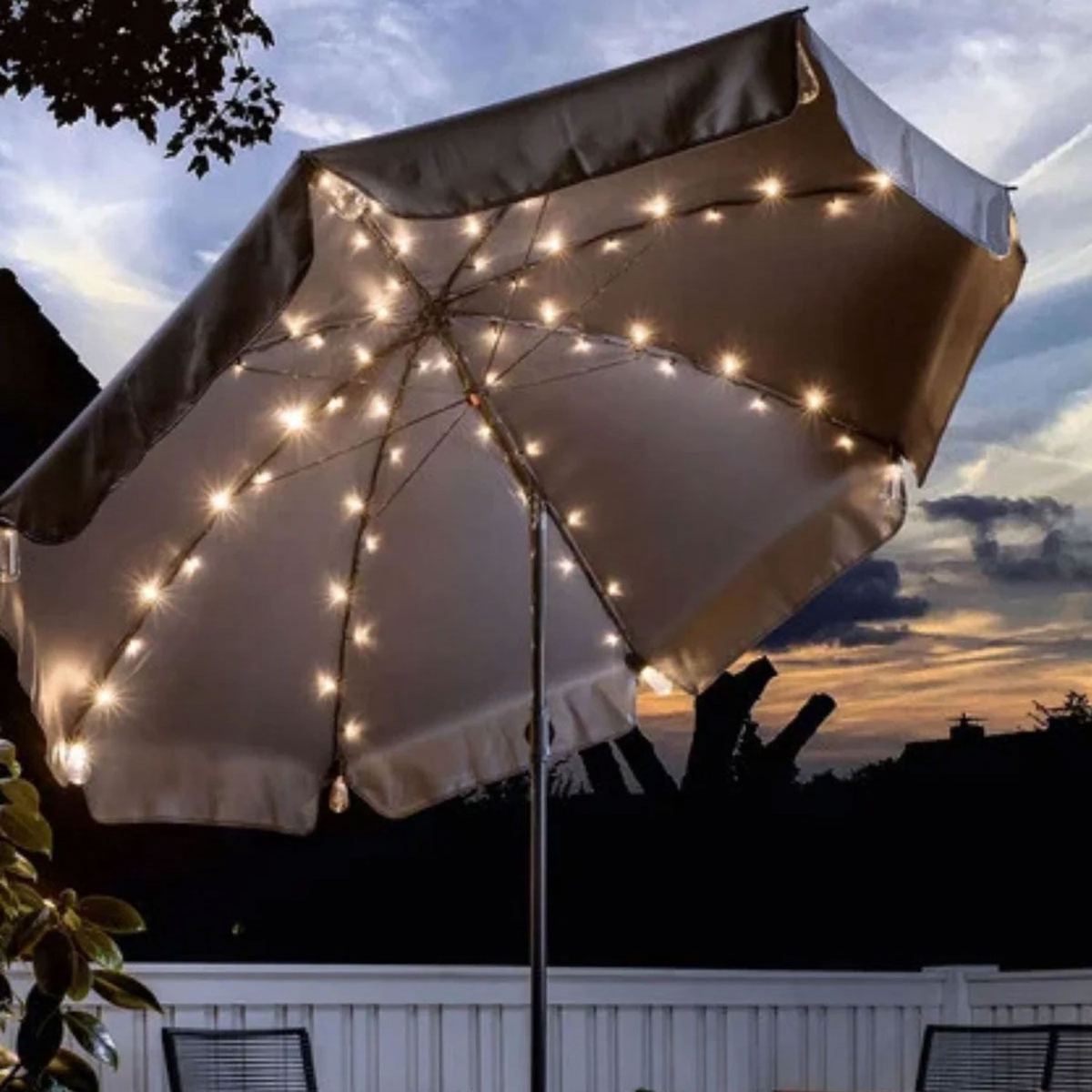 livarno parasolverlichting 80 led warm wit 03 verlichte parasol bij schemering