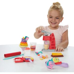 play doh magical frozen treats ijsspeelset 02 kind speelt met ijsmachine