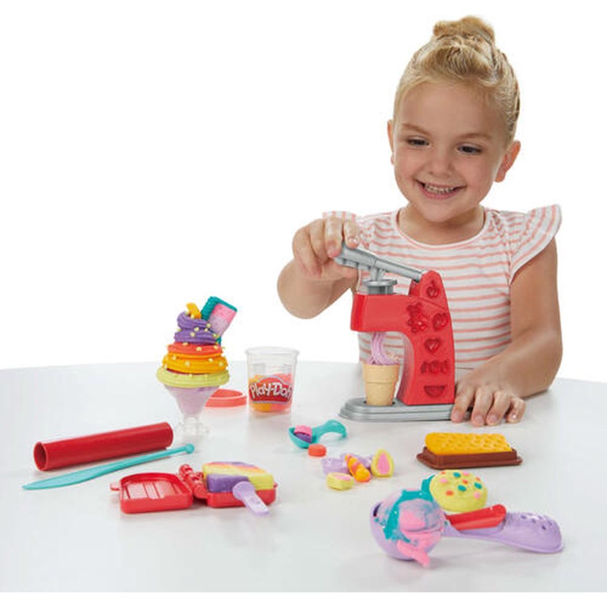 play doh magical frozen treats ijsspeelset 02 kind speelt met ijsmachine